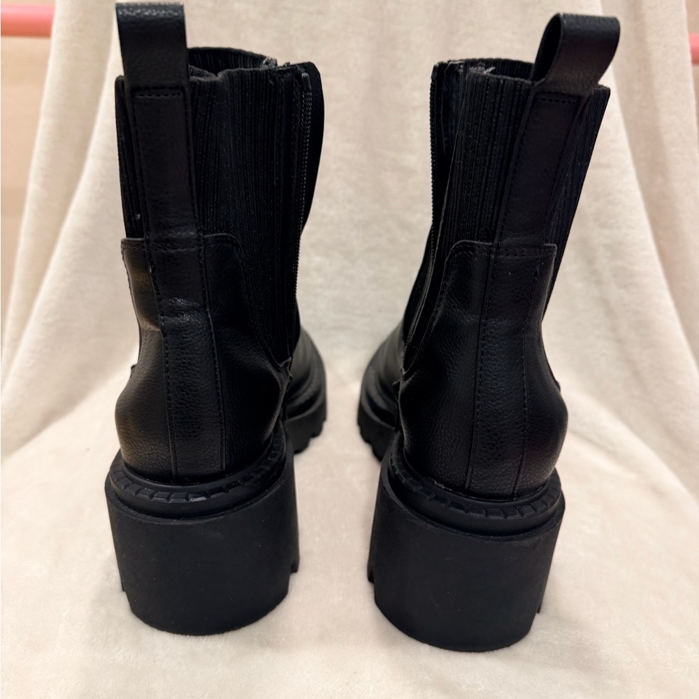 Chelsea Universal Thread Black Ankle Booties - Picture 4 of 7